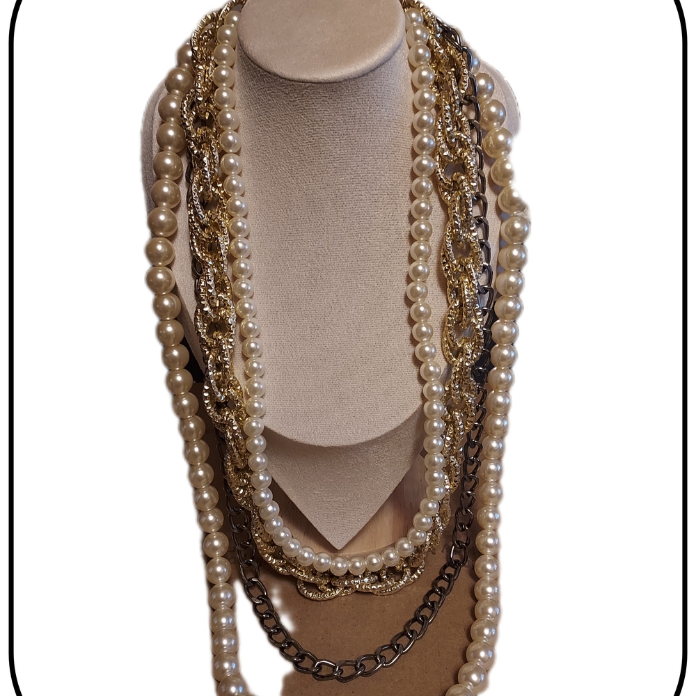 Elegant Multi-Layered Pearl and Gold Necklace